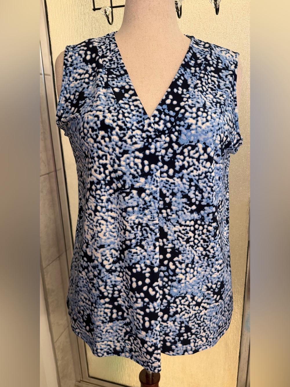 NWT Anne Klein Blue Abstract Speckled V-Neck Sleeveless Blouse Top XL $28